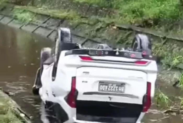 Salah Injak Pedal Gas, Mobil Terjun ke Parit Pinggir Jalan