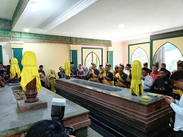 Jelang HUT Kota, Wali Kota Ziarahi Makam Pendiri Pekanbaru