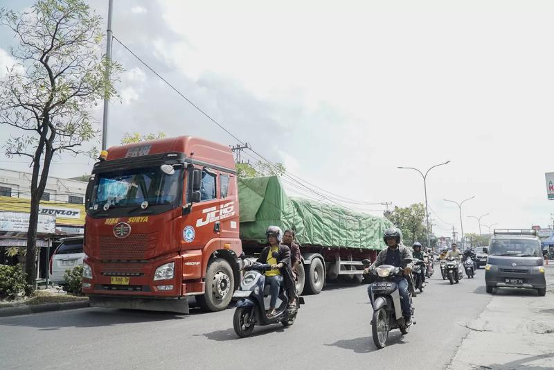Dilarang, Tapi Truk Besar Masih Masuk Jalan Dalam Kota Pekanbaru