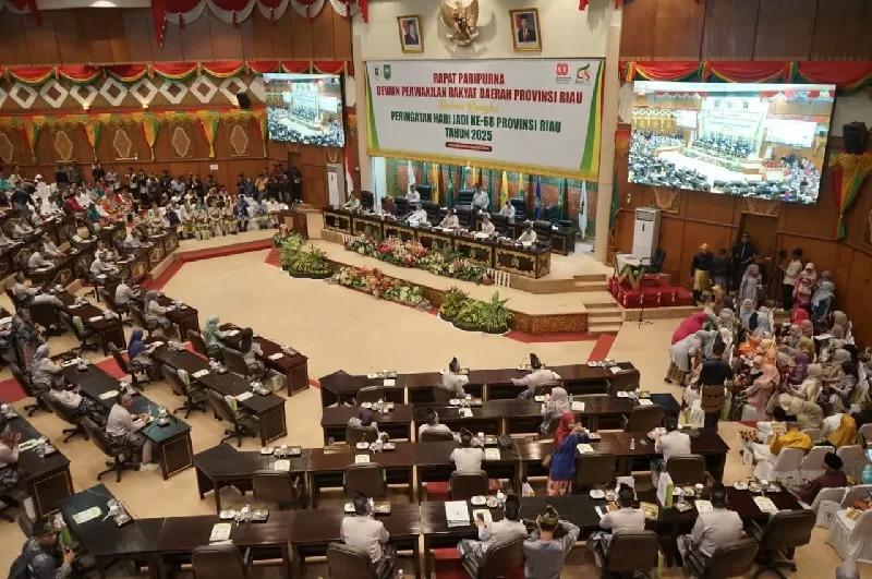 Semangat Daerah Istimewa Riau Menggema di Sidang Paripurna Dewan