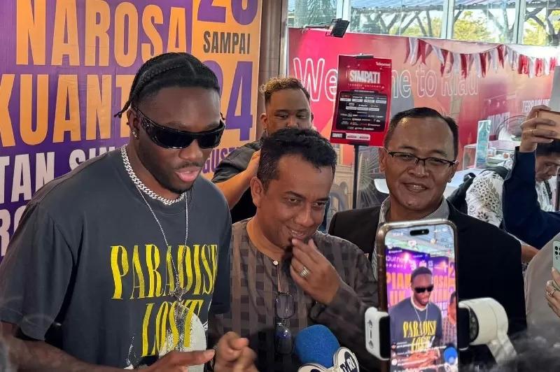 Ratusan Penggemar Sambut Kedatangan Melly Mike