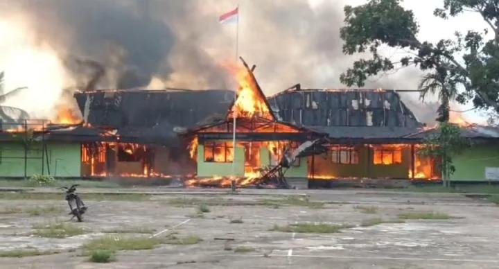 Kantor Camat Enok Dilalap Api