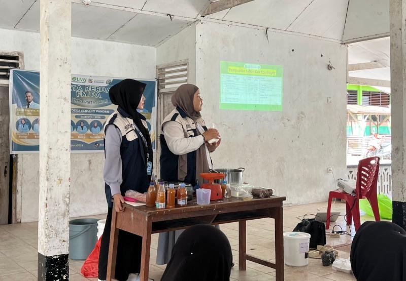 Ibu-ibu Desa Empang Pandan Antusias Ikuti Workshop Eco-Enzym dan Sabun Bersama Mahasiswa Kukerta FMIPA UNRI