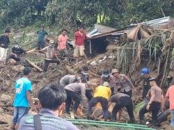 Brimob Polda Riau Temukan Jasad Ibu dan Anak Korban Banjir