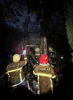 Ruko Elektronik 4 Pintu di Jl Sudirman Pekanbaru Ludes Terbakar