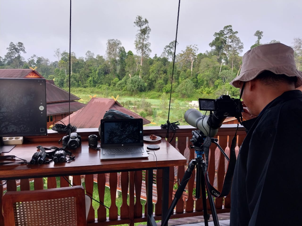 Teropong yang terhubung ke laptop ini tersedia di Menara Pantau Eco-Research Camp. Khusus mengamati species burung-burung langka yang hidup dihabitat Semenanjung Kampar. (foto Helfizon/riau analisa.con)